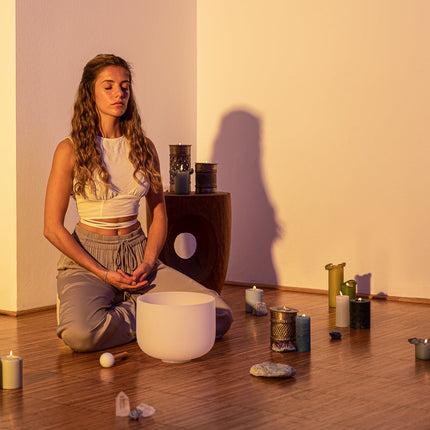 10" White-Frosted Crystal Singing Bowl, Note E4, Solar Plexus Chakra