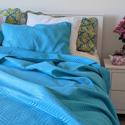 DaDa Bedding Gentle Wave Turquoise Teal Blue Lagoon Lightweight Quilted Bedspread Set (LH3000)